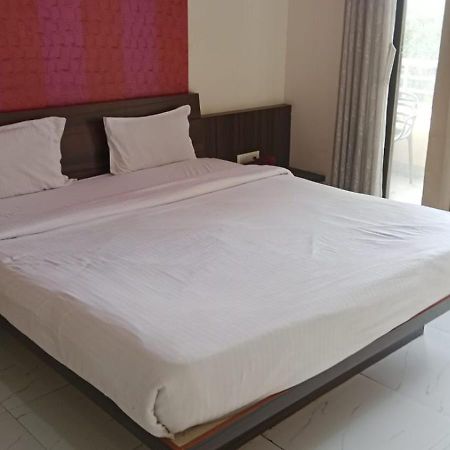 Hotel Swamiraj Indapur  Екстер'єр фото