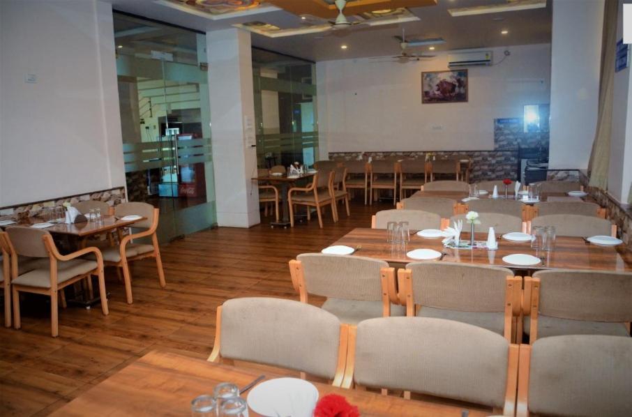 Hotel Swamiraj Indapur  Екстер'єр фото