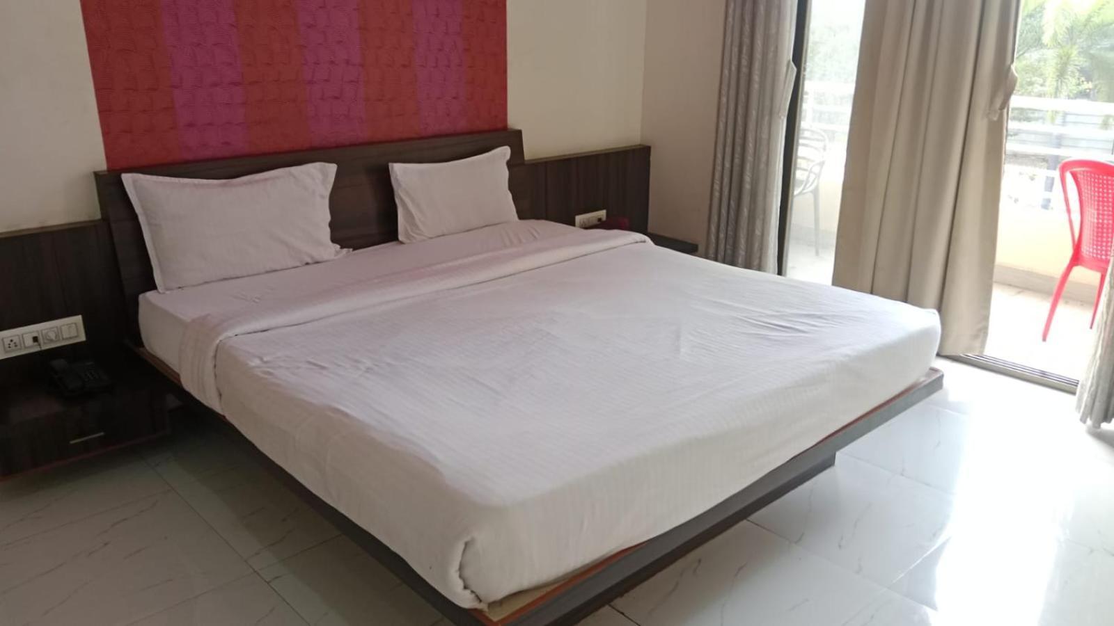 Hotel Swamiraj Indapur  Екстер'єр фото