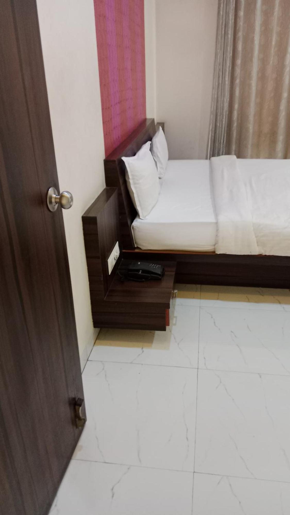 Hotel Swamiraj Indapur  Екстер'єр фото